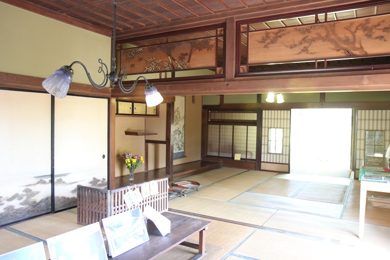 韮崎市民俗資料館にある花子とアンの教会になった建物の内部写真