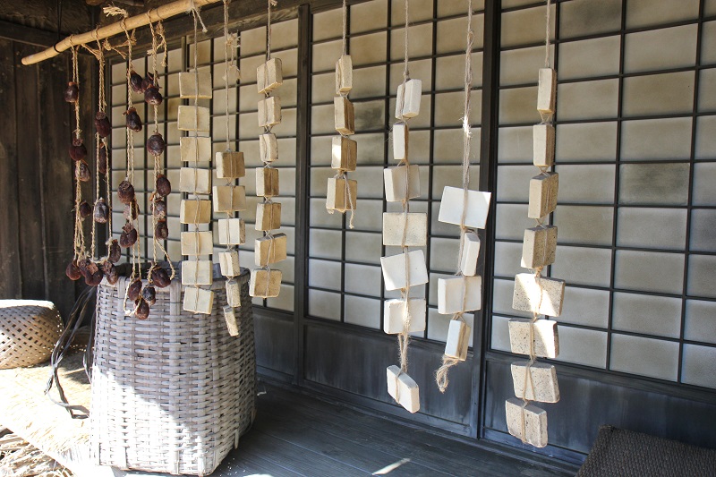 韮崎市民俗資料館にある花子とアン生家のロケセットの軒下